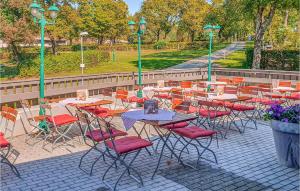 patio ze stołami, krzesłami i światłami w obiekcie Wildkraeuterweg 11 w mieście Untergriesbach