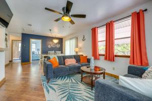 ein Wohnzimmer mit einer Couch und einem Deckenventilator in der Unterkunft Canyon Lake Home with Resort Amenities and Fire Pit! in Canyon Lake