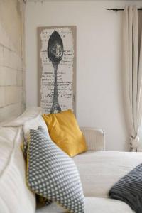 sypialnia z łóżkiem i zdjęciem łyżki w obiekcie Magnifique T2 avec balcon centre-ville w mieście Cognac