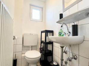 Et badeværelse på Großes Apartment Bremerhaven + 14 billeder