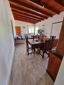 uma sala de jantar com mesa e cadeiras em Casa en Santa Rosa de Calamuchita em Santa Rosa de Calamuchita