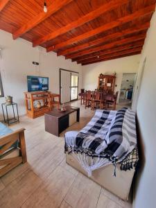 duży pokój z łóżkiem i jadalnią w obiekcie Casa en Santa Rosa de Calamuchita w mieście Santa Rosa de Calamuchita