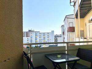 - une table sur un balcon avec vue sur la ville dans l'établissement Großes Apartment Bremerhaven, à Bremerhaven