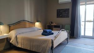 una camera da letto con un letto e un asciugamano blu di Cconforthotels R&B Suite&Chic a Bari