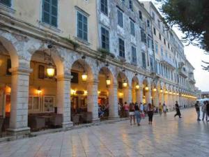 een groep mensen die voor een gebouw lopen bij “Marko’s Center Beautiful House” in Corfu-stad