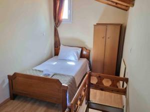 een kleine slaapkamer met een bed en een kast bij “Marko’s Center Beautiful House” in Corfu-stad
