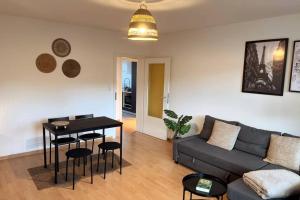 ein Wohnzimmer mit einem Sofa und einem Tisch in der Unterkunft Zitouna Home in Mönchengladbach