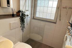 La salle de bains est pourvue de toilettes, d'une douche et d'un lavabo. dans l'établissement Zitouna Home, à Mönchengladbach