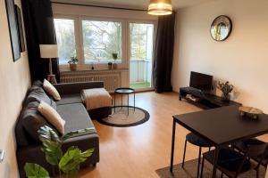 - un salon avec un canapé et une table dans l'établissement Zitouna Home, à Mönchengladbach