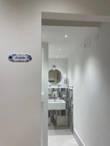 bagno con lavandino e specchio di Centro Città Basement a Palermo