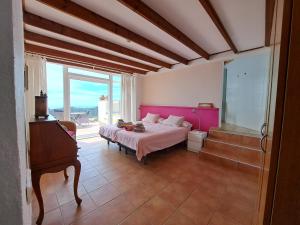 sypialnia z łóżkiem i dużym oknem w obiekcie La Roqueta Hotel w Tossa de Mar