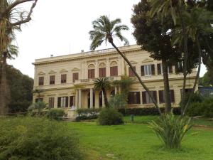 un grande edificio con palme di fronte di Zisas a Palermo