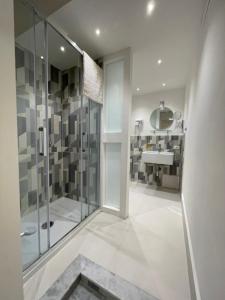 un baño con ducha y lavabo en Centro Città Basement, en Palermo