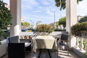 a patio with a table and chairs on a balcony at Hotel Aida in Alassio