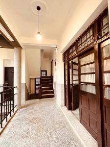 pusty korytarz z drzwiami i schodami w budynku w obiekcie 櫻花樹夏民宿 w mieście Zhunan
