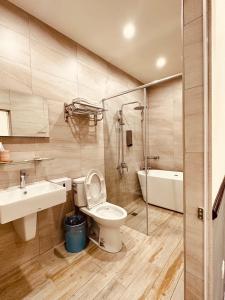 竹南鎮的住宿－櫻花樹夏民宿，浴室配有卫生间、盥洗盆和淋浴。