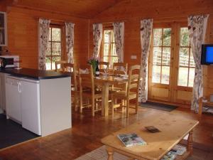 uma cozinha e sala de jantar com mesa e cadeiras em Valley Lodge em Tiverton
