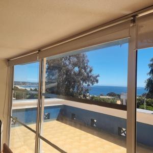 vistas al océano desde el balcón de una casa en Condominio Altos de Mirasol II, en Algarrobo