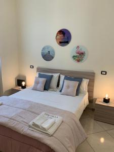 ein Schlafzimmer mit einem großen Bett mit Platten an der Wand in der Unterkunft Cerasella house in Castellammare di Stabia