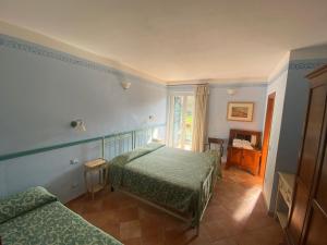 a bedroom with two beds and a window at Albergo Il Sicomoro in Fivizzano
