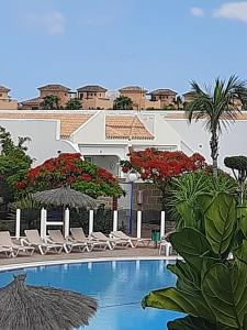 un dibujo de un complejo con piscina en The Palms 2 Bed Duplex with Pool View, en San Miguel de Abona