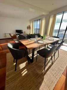 uma mesa de jantar e cadeiras numa sala de estar em Ribeira Grande Ocean View Apartment na Ribeira Grande