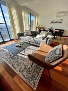 uma sala de estar com um sofá e uma mesa em Ribeira Grande Ocean View Apartment na Ribeira Grande