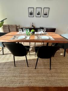 uma mesa de madeira com cadeiras e uma sala de jantar em Ribeira Grande Ocean View Apartment na Ribeira Grande