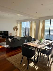 uma sala de estar com uma mesa e um sofá em Ribeira Grande Ocean View Apartment na Ribeira Grande