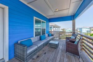 een veranda met een bank en stoelen op een blauw huis bij Big Blue in Port Aransas