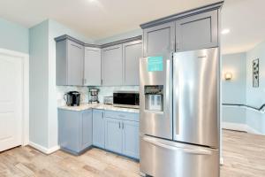 een keuken met blauwe kasten en een roestvrijstalen koelkast bij Big Blue in Port Aransas +32 foto's