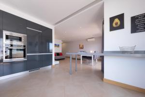 cocina con mesa larga y fogones en Sol & Cidade 73 by Destination Algarve en Lagos