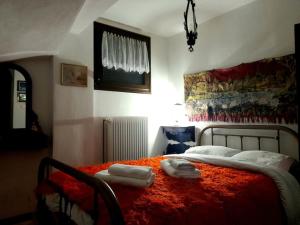 una camera da letto con un letto e due asciugamani di Ενοικιαζόμενη Παραδοσιακή κατοικία Σαν Παραμύθι a Volakas