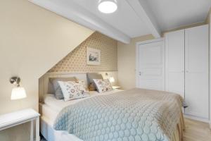 Postel nebo postele na pokoji v ubytování Romantic And Charming Holiday Apartment In Lkken