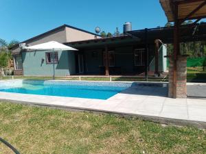 una piscina frente a una casa en Casa cabaña juanita en Federación