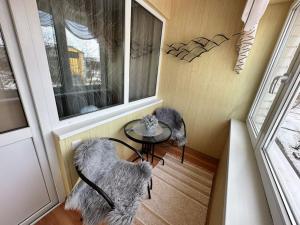 um quarto com uma mesa e duas cadeiras e uma janela em Lada Wings 2 em Narva