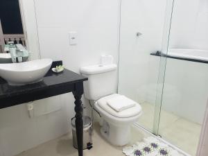 埃斯特雷馬的住宿－Feliccità Pousada，浴室配有卫生间、盥洗盆和淋浴。