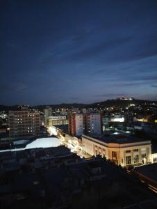 vistas a una ciudad por la noche con edificios en Tandil centro en Tandil