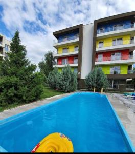 una piscina frente a un edificio en Tranzzit Airport Apartment II, en Otopeni