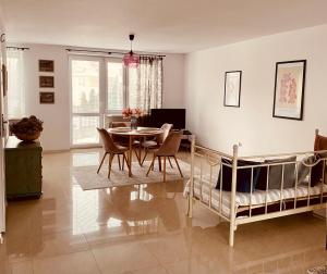 - un salon avec une table et des chaises ainsi qu'une salle à manger dans l'établissement Apartamenty Cud Miód, à Krosno