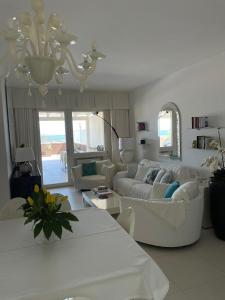 里米尼的住宿－Terrazza sul mare，客厅配有沙发和桌子