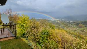 Cremolino的住宿－CASA VACANZE MONTE MARTINO，天上一带彩虹,山上一带房子