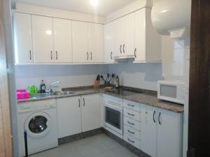 Kuchyňa alebo kuchynka v ubytovaní APARTAMENTO A PIE DE PLAYA