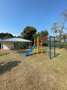 um parque infantil com um escorrega num quintal em Quinta Morichalito em Villavicencio