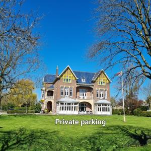 una casa grande con las palabras aparcamiento privado en Rijksmonument Hotel de Sprenck en Middelburg