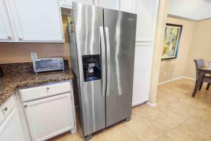 A cozinha ou kitchenette de The Cool Cactus Condo with Pool and Jacuzzi