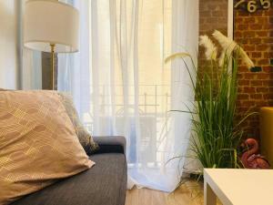 sala de estar con sofá y ventana en Style & Design Flat in the Center of Madrid, en Madrid