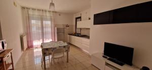 Televízia a/alebo spoločenská miestnosť v ubytovaní White Apartment