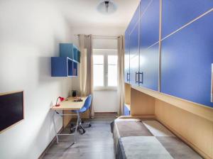 een kamer met een bed, een bureau en een tafel bij Ampio Quadrilocale 8 Pax vista mare in San Benedetto del Tronto