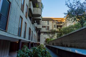 un callejón entre dos edificios con plantas a un lado en Trilocale Como Centro, Esclusivo 100 MQ con 3 Balconi, en Como